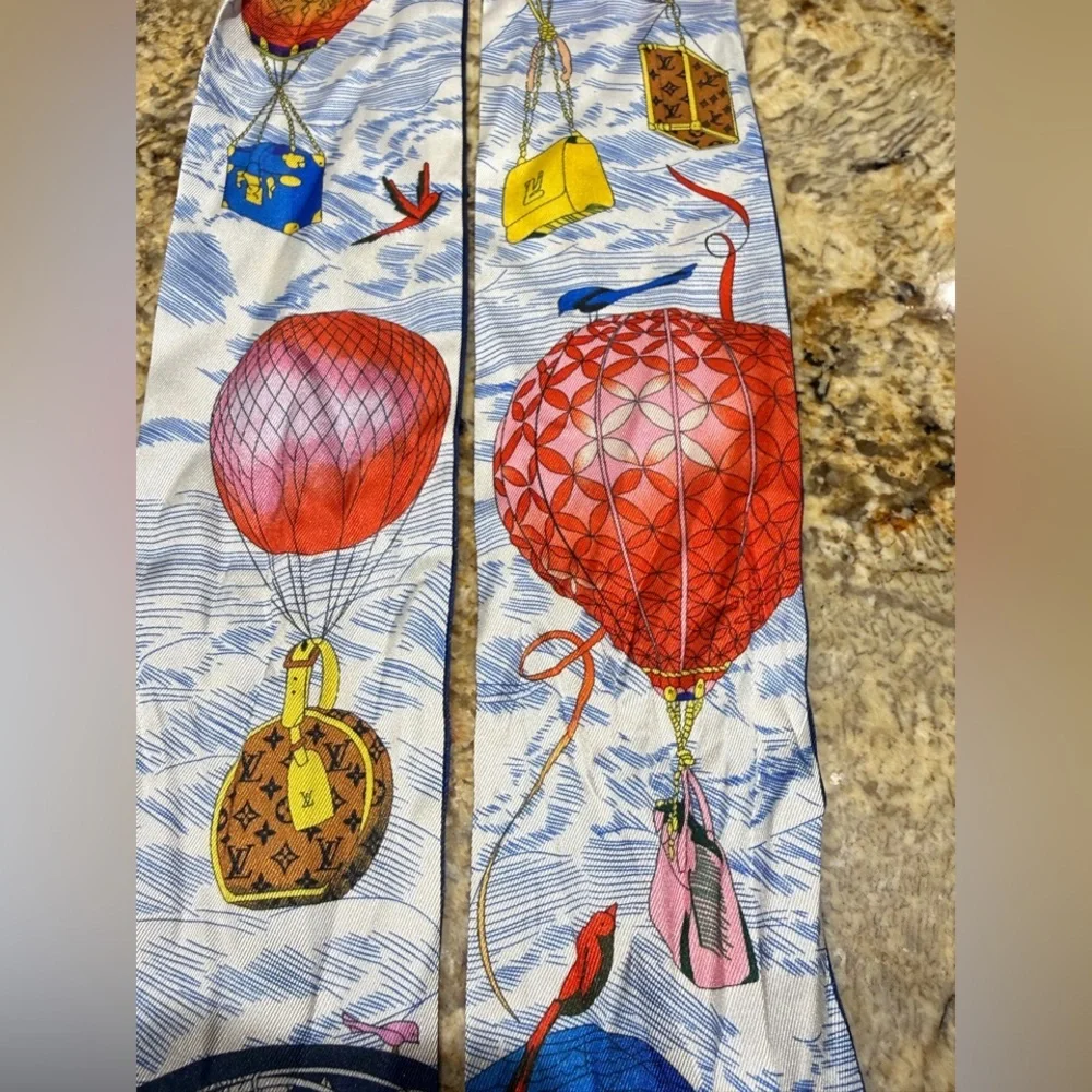 EUC LOUIS VUITTON TWILLY SMALL SCARF VIVIENNE - Picture 5 of 11